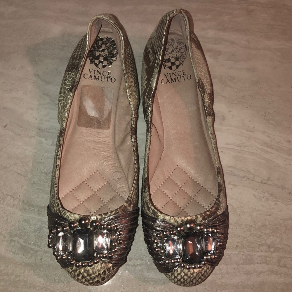 Nwot Vince Camuto snake embossed round toe flats